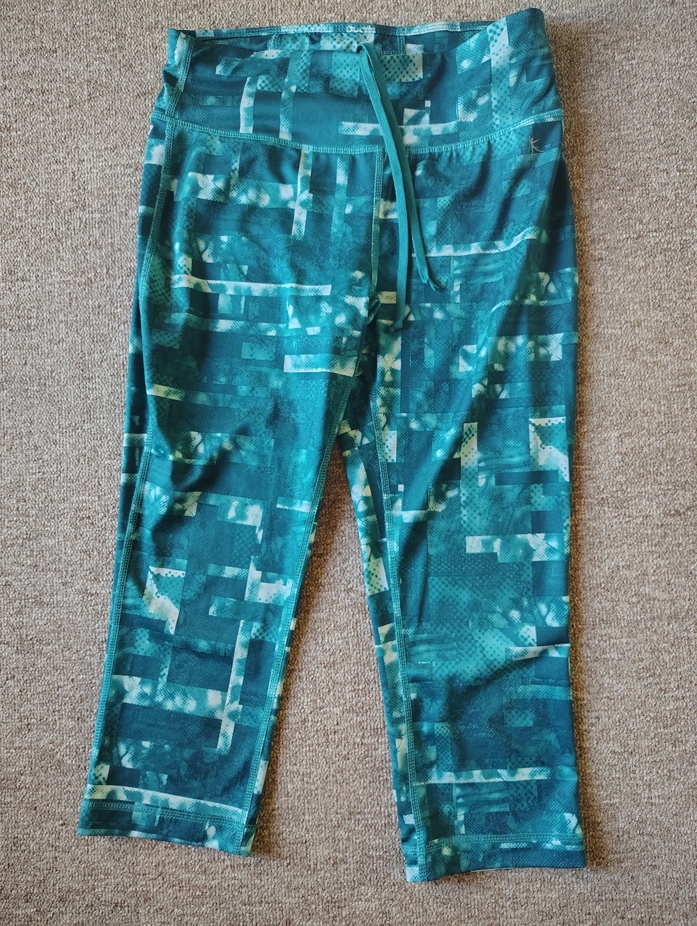 Danskin Now DRI-MORE Women's Capri Pants XS Teal Geometric Stretch Athletic